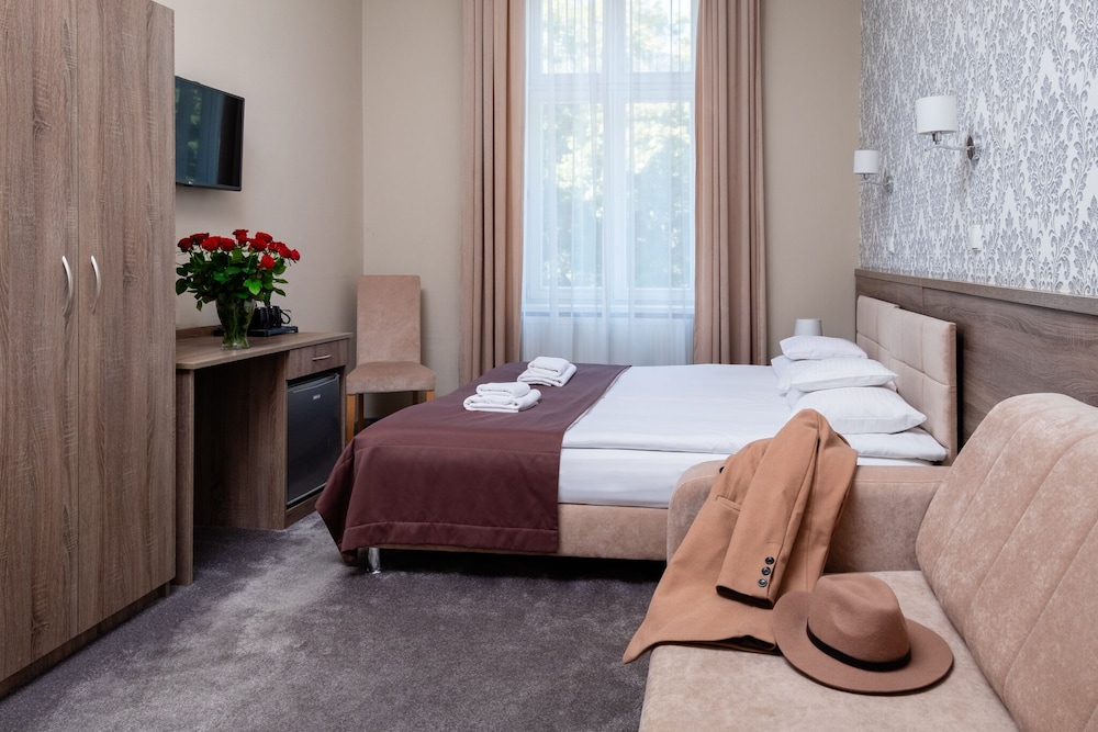 Standard Double Room - Photo 9