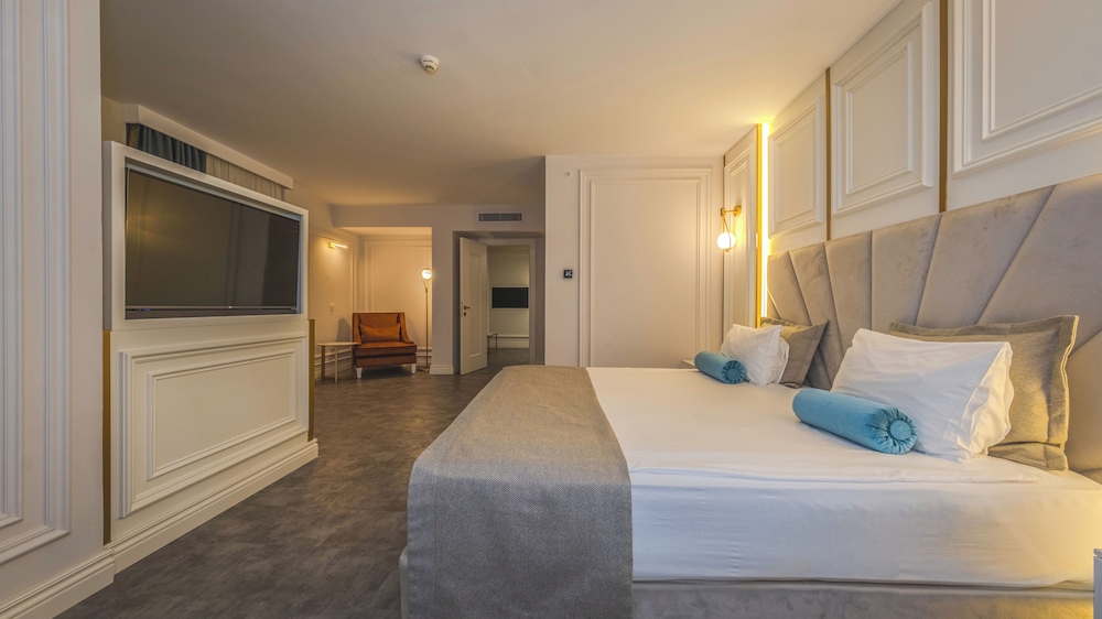 Suite, 1 King Bed, Jetted Tub, Sea View (Living Room;with Single Sofabed)