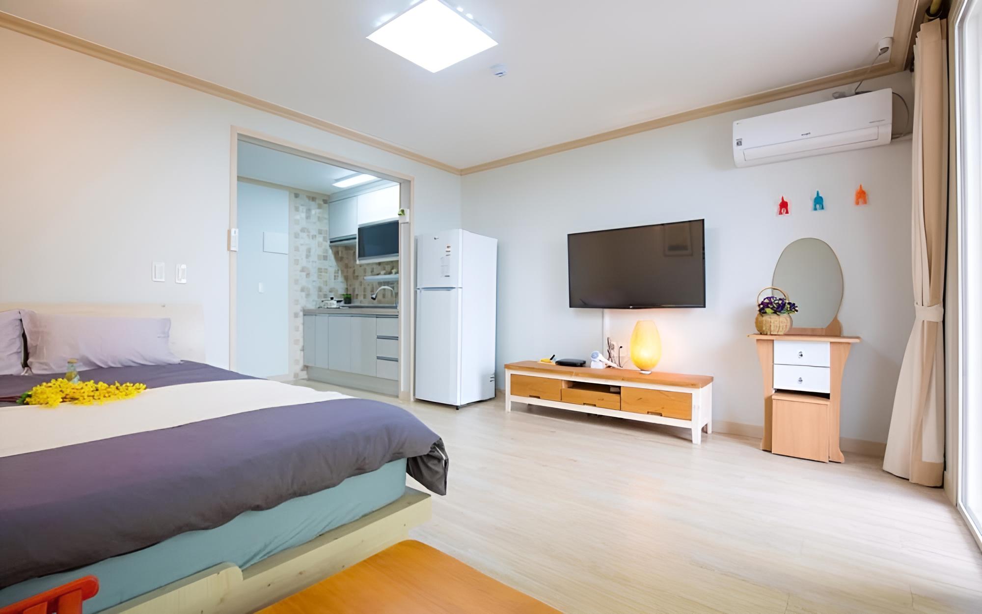 Room (No 302 (3F)) photo 1