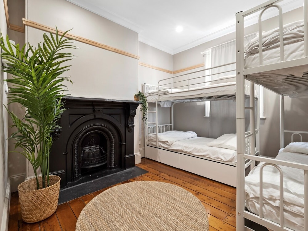 Mixed 4 Beds with Shared Bathroom photo 2