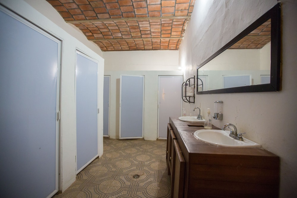 Basic Triple Room, Multiple Beds, Shared Bathroom photo 3