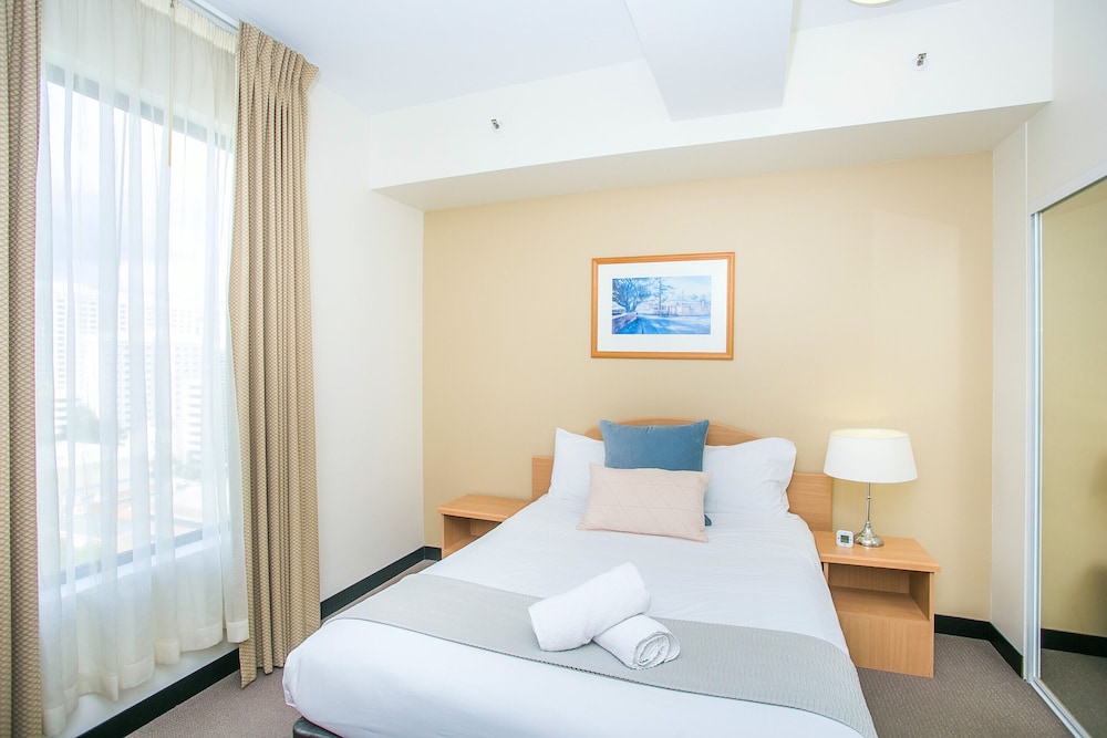 Deluxe Apartment, 1 Queen Bed with Sofa bed, Balcony, City View photo 2
