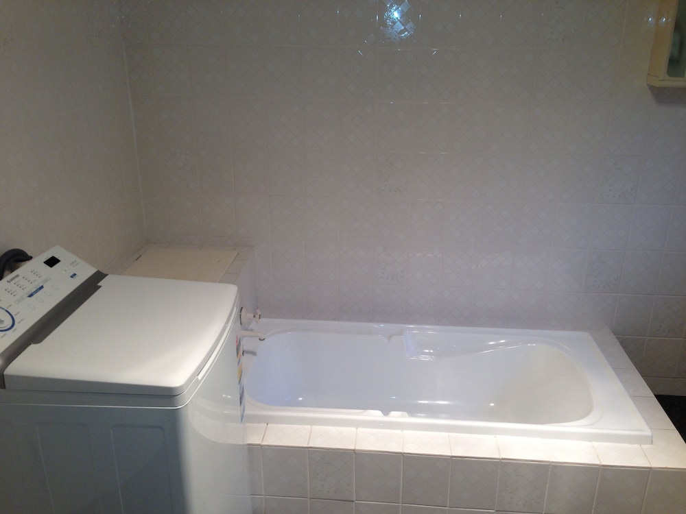 House, 2 Bedrooms photo 2