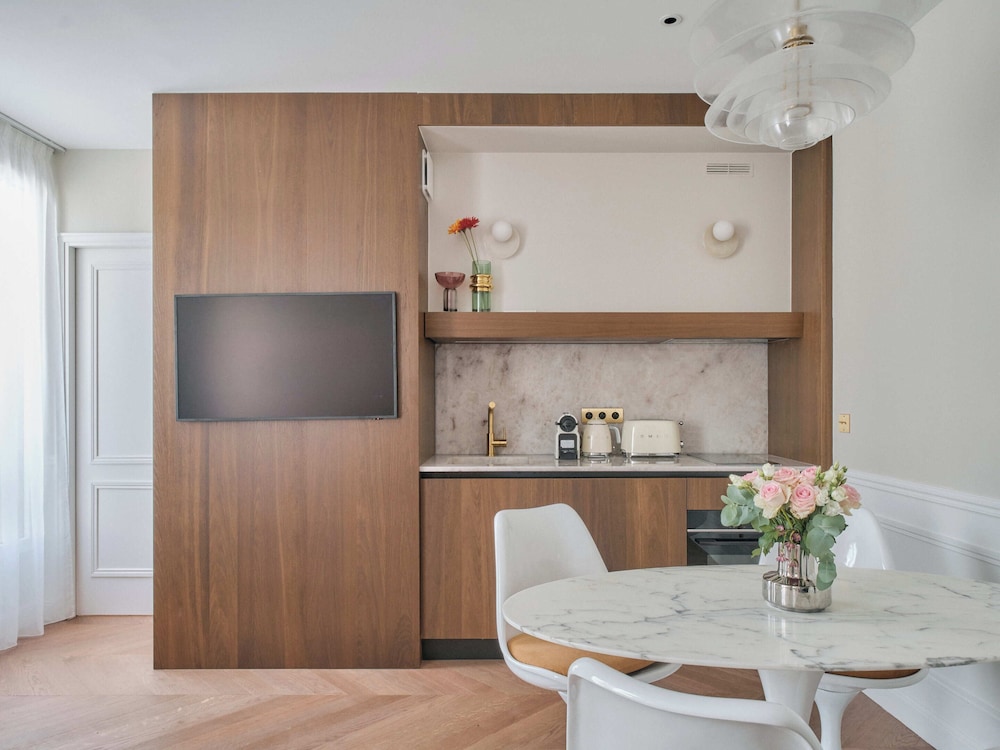 Deluxe One-Bedroom Apartment with Balcony and City View 503 thumbnail 6