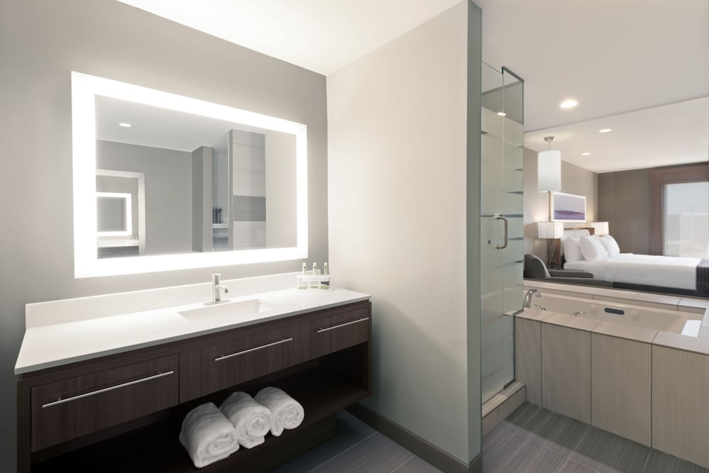 Standard Room, 1 King Bed, Jetted Tub (Walk-In Shower)