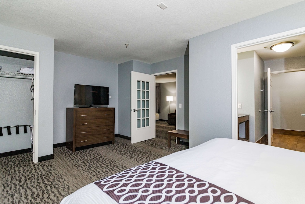 Deluxe Suite, 1 King Bed, Accessible, Non Smoking (Court View, Mob/Hear, Roll-In Shower) - Photo 1