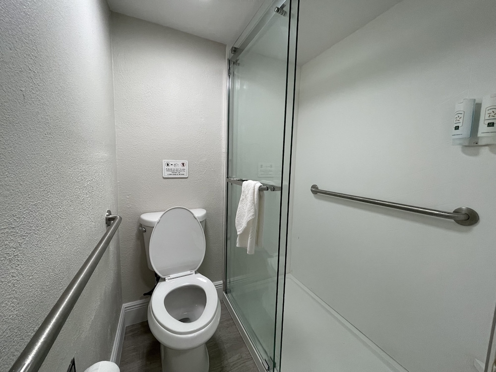Standard Room, 2 Queen Beds, Non Smoking - Photo 17