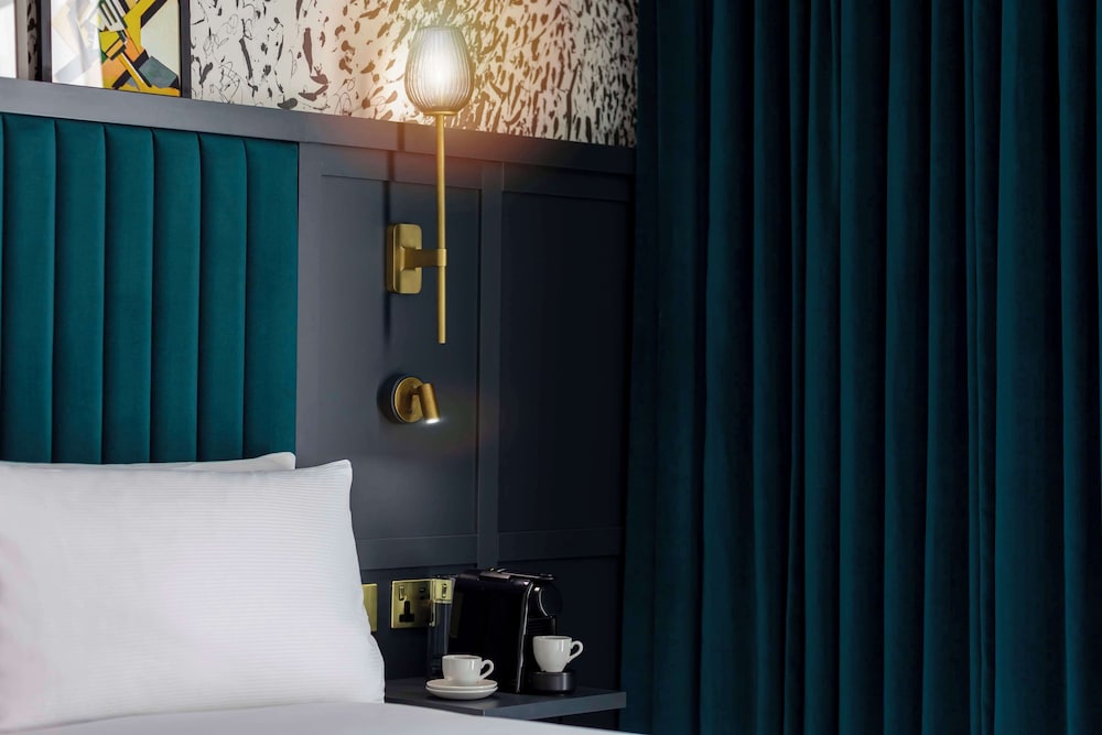 Suite, 1 King Bed, City View photo 3