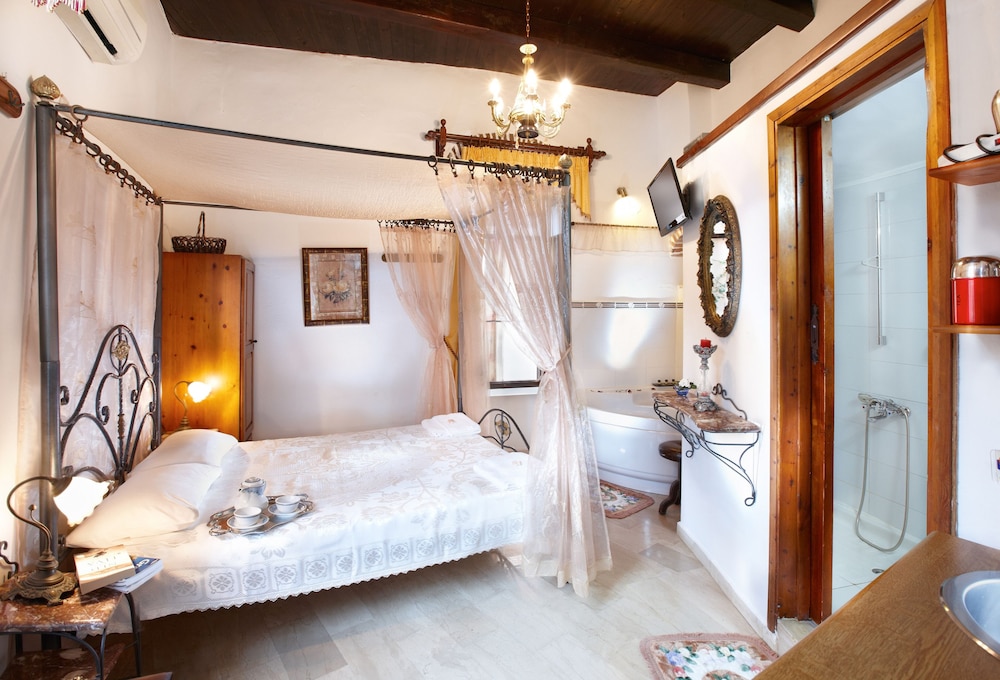 Suite, Jetted Tub, Garden View