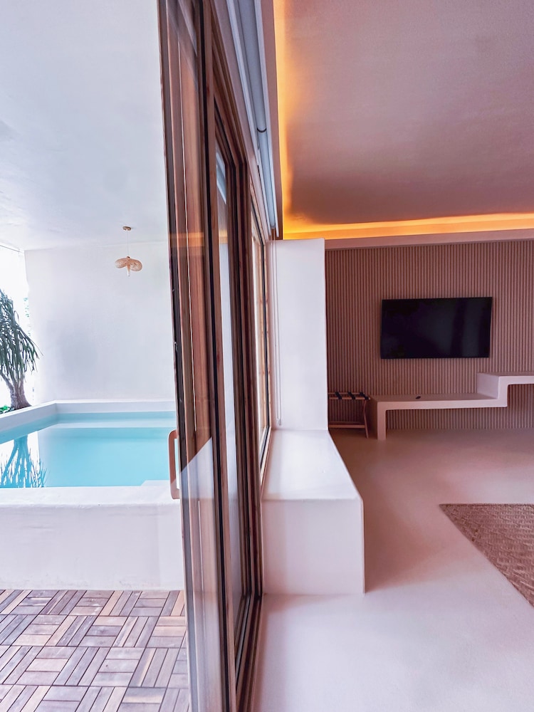 Classic Studio Suite, Private Pool photo 3