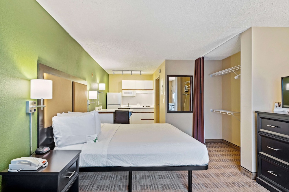 Deluxe Studio, 1 King Bed with Sofa bed, Non Smoking - Photo 2