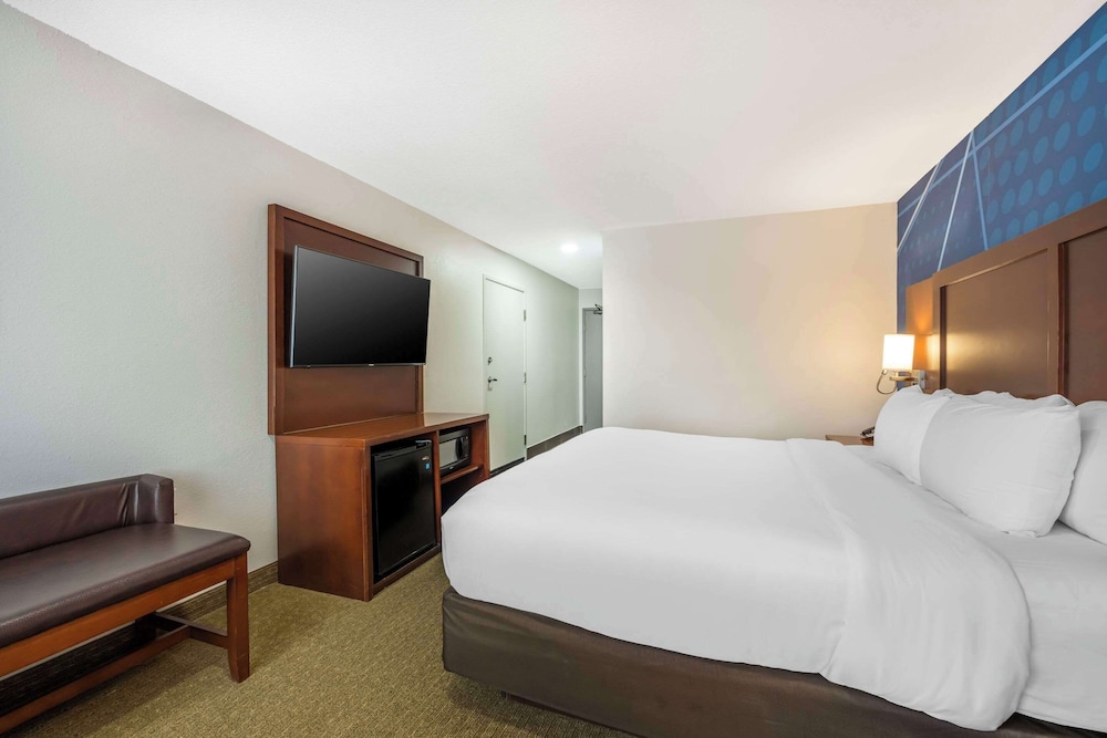 Suite, 1 King Bed, Accessible, Non Smoking (Interior Corridor) - Photo 4