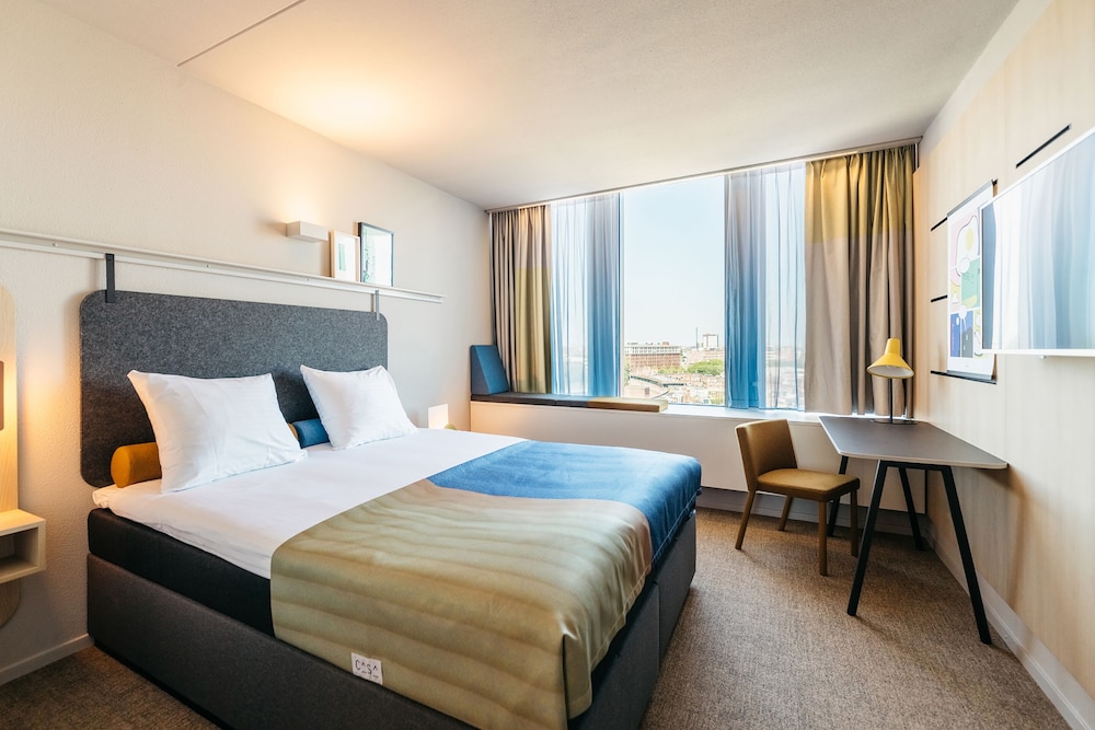 Deluxe Room, 1 King Bed photo 3