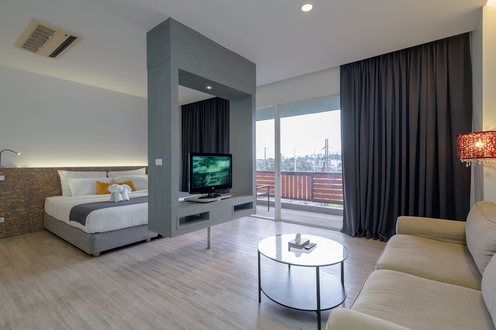 Junior Suite with Balcony - Photo 3