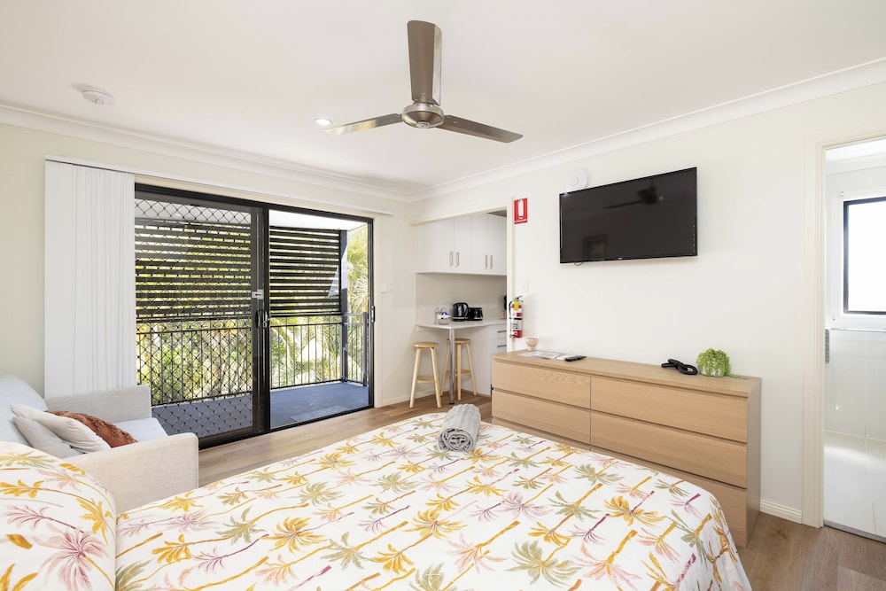 Superior Studio, 1 Queen Bed, Non Smoking, Kitchenette