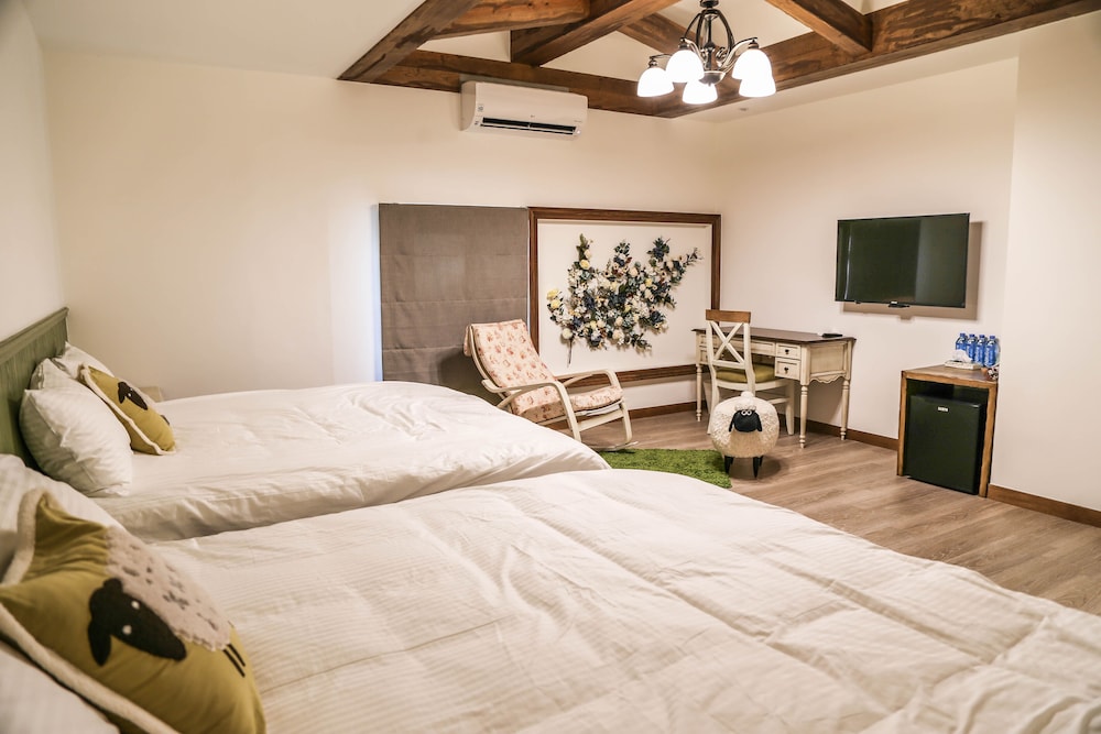 Elite Quadruple Room, 2 Queen Beds, Ensuite, City View photo 1