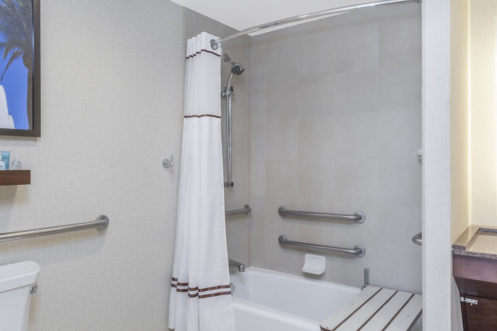 Room, 1 Queen Bed, Accessible, Non Smoking (Mobility/Hearing) - Photo 4