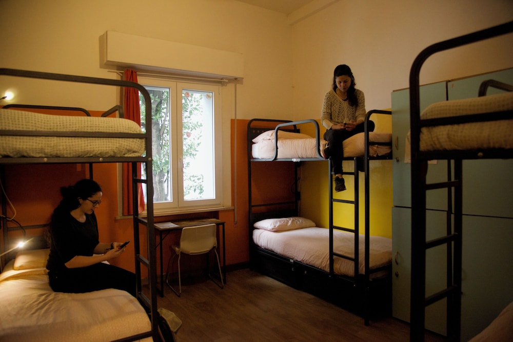 Sestuple room with private bathroom