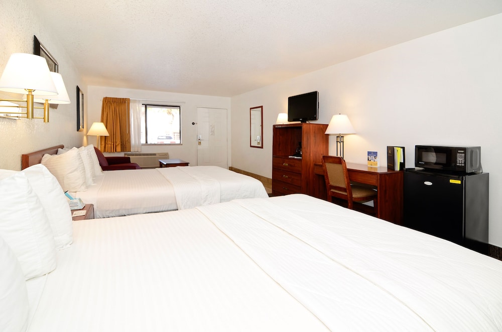 Suite, 2 Queen Beds, Non Smoking, Refrigerator & Microwave (with Sofabed) photo 3