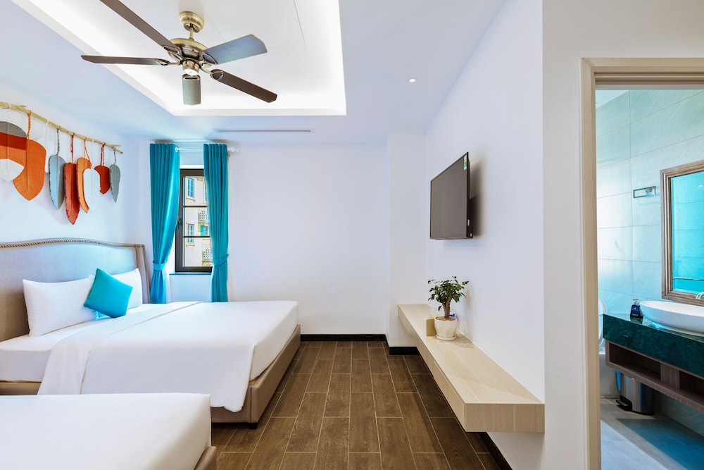 Renata, City View, 2 Twin Beds with Window
