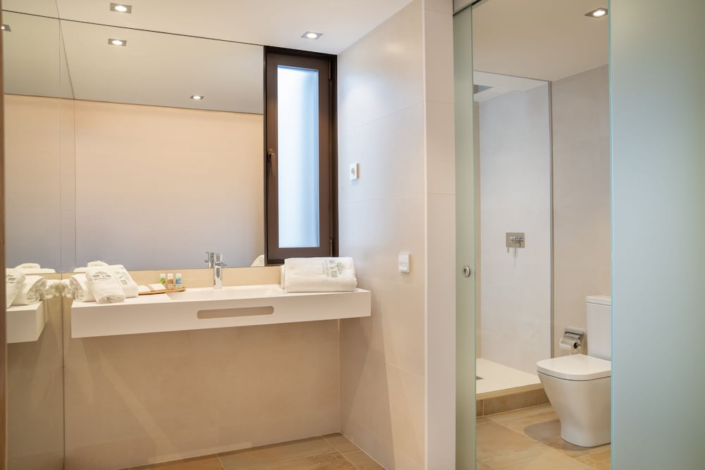 Deluxe Double or Twin Room - Photo 2