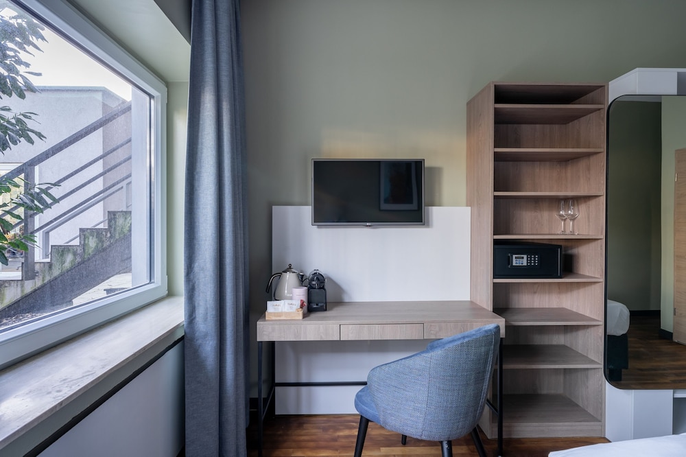 Large Studio with Kitchenette - Photo 6