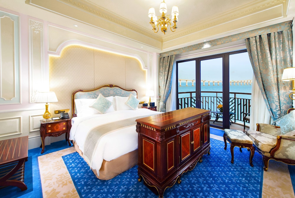One Bedroom Suite with Sea View, Balcony - Photo 1