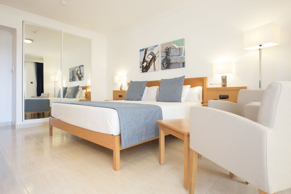 Family Room (3 Adults + 1 Child)