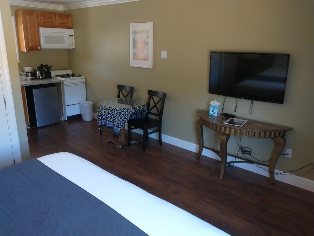 Studio, 1 King Bed, Kitchenette - Photo 3