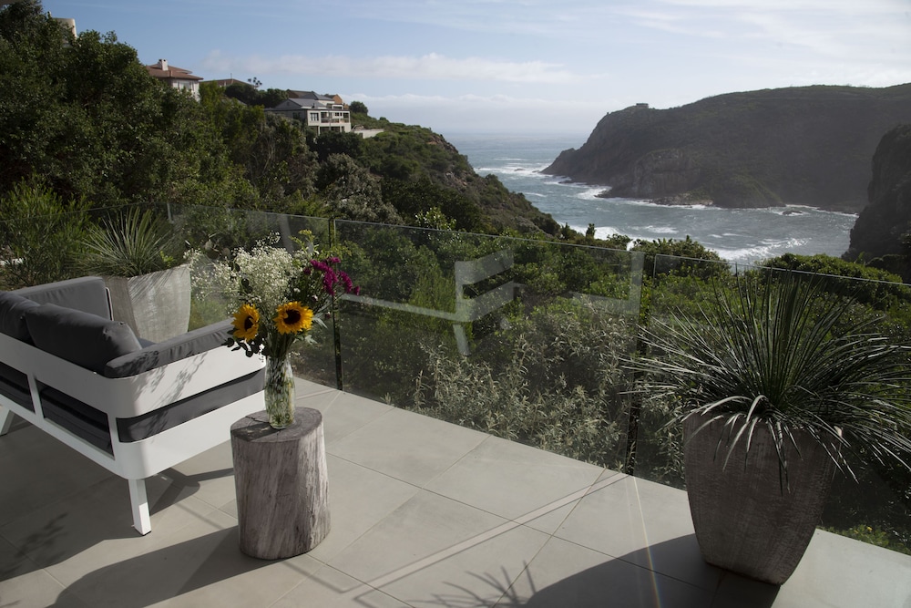 Classic Room, 1 King Bed, Balcony, Partial Ocean View - Photo 2