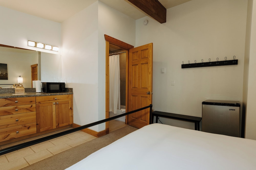 Lodge Suite (No Pets)