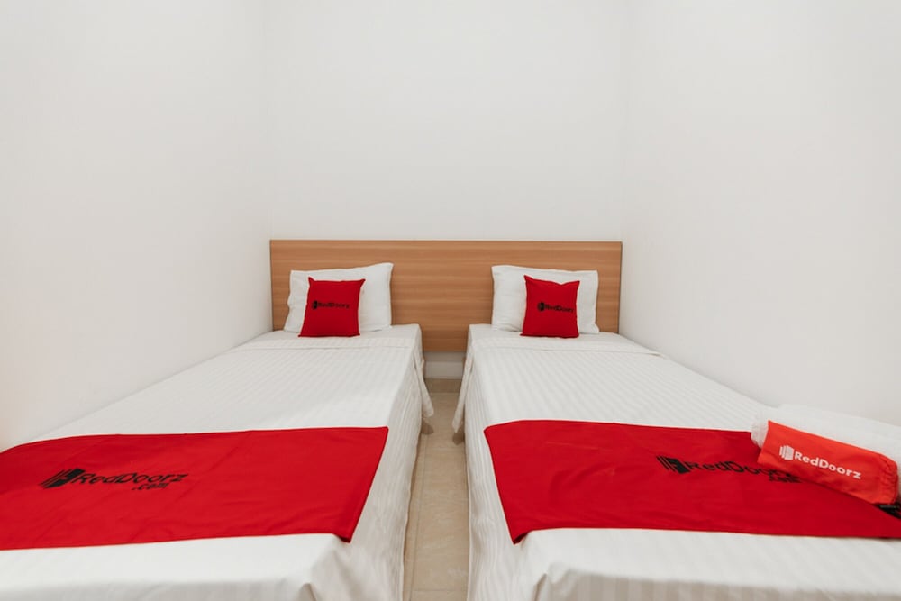 Twin Room (Reddoorz) - Photo 1