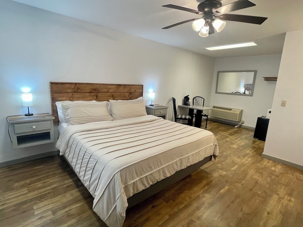 Signature Room, 1 King Bed photo 1