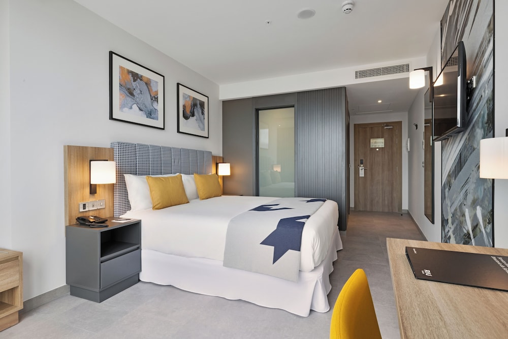 Standard Room, 1 King Bed photo 3