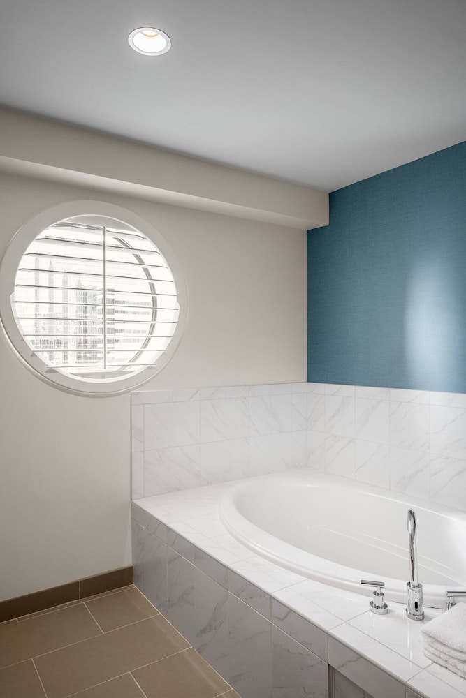 Suite, 1 Bedroom (Mobility Accessible, Tub) thumbnail 5