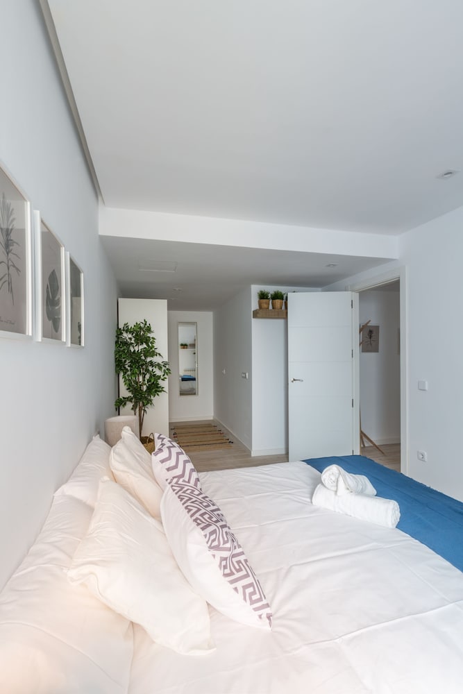 Apartment, Ground Floor - Photo 2