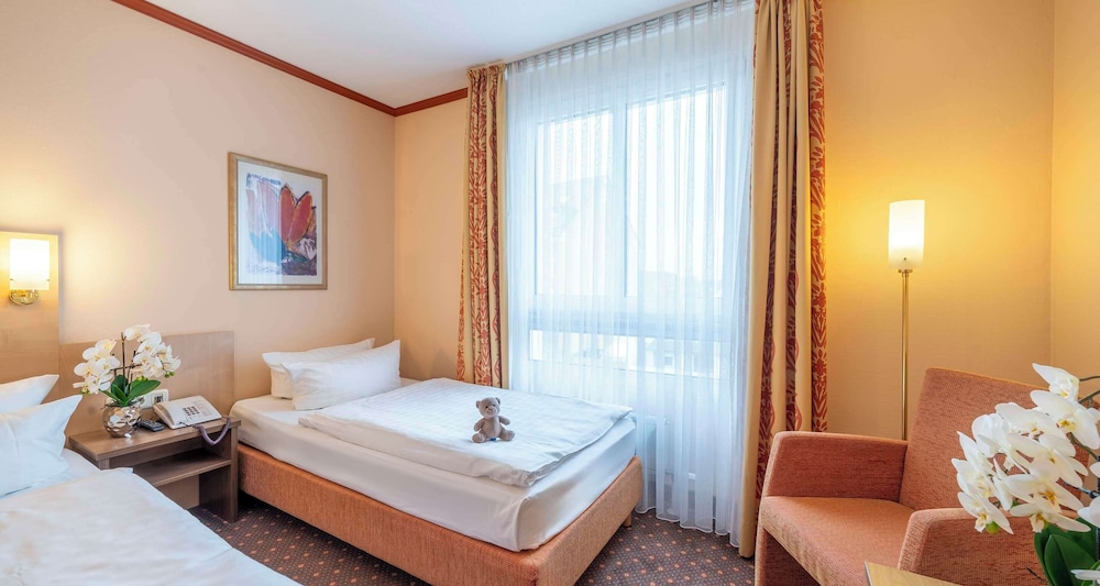 Standard Room, Multiple Beds - Photo 9