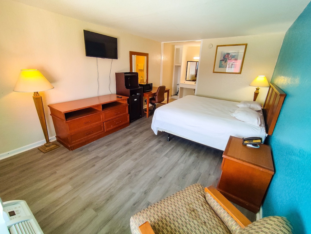 Basic Room, 1 King Bed, Non Smoking, Refrigerator & Microwave photo 1