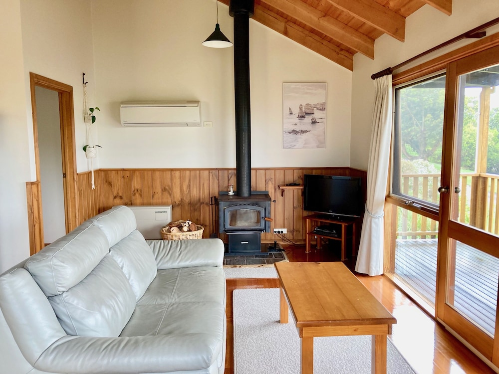 Two Level 2 Bedroom Gumnut Cottage with Woodfire