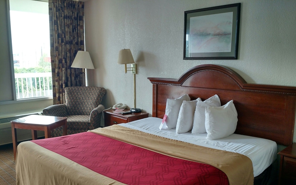 Standard Room, 1 King Bed, Non Smoking - Photo 3