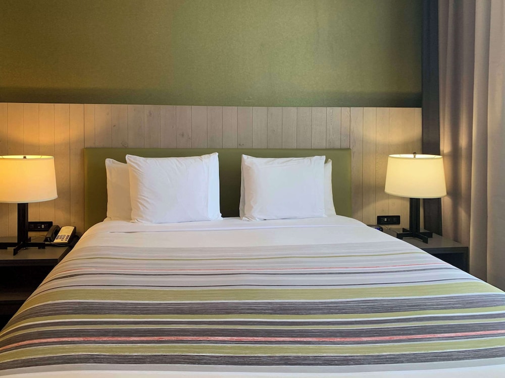 Suite, 1 King Bed, Accessible, Non Smoking photo 1