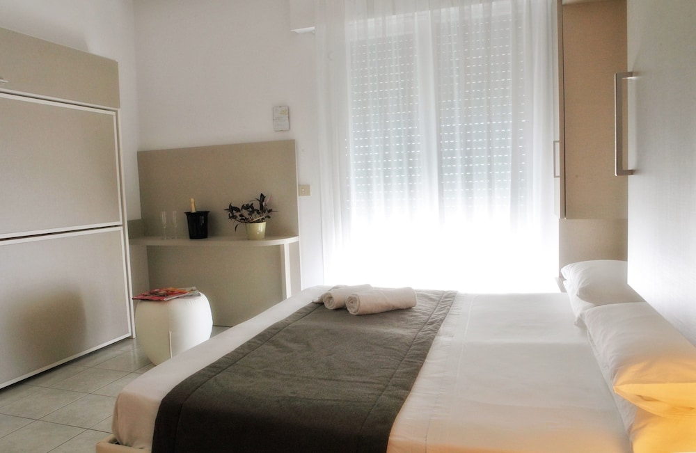 Quadruple room, partial sea view (No Elevator) photo 3