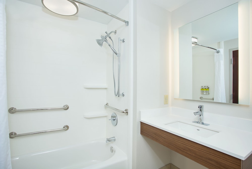 Suite, 1 King Bed, Accessible (Communications, Transfer Shower) - Photo 4