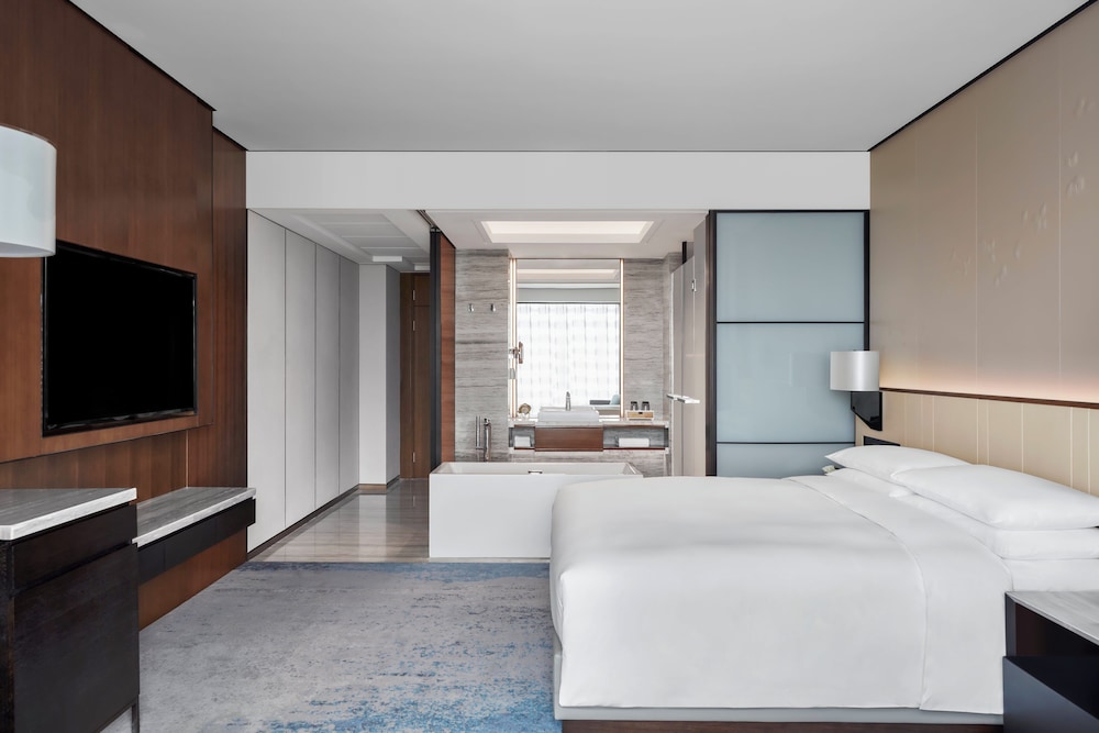 Executive Room, 1 King Bed - Photo 3