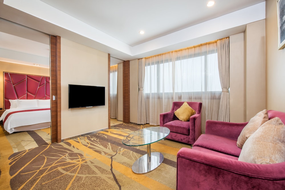 Suite, 1 King Bed, Non Smoking, Kitchen (Dining Lounge Access) - Photo 2