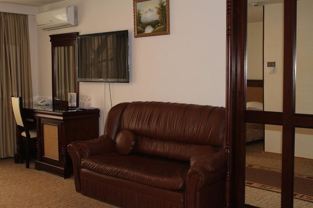 Classic Studio, 1 Queen Bed with Sofa bed