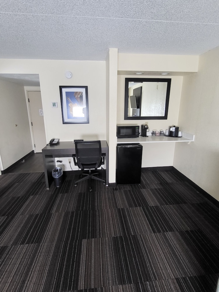 Deluxe Suite, 1 King Bed with Sofa bed - Photo 4