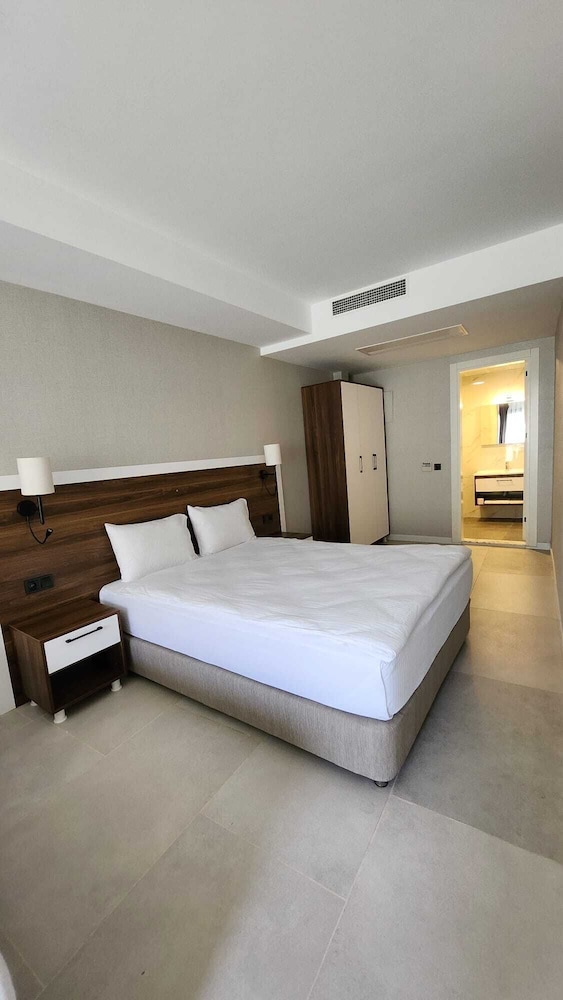 Comfort Suite, Multiple Beds, Private Bathroom, Partial Sea View photo 1