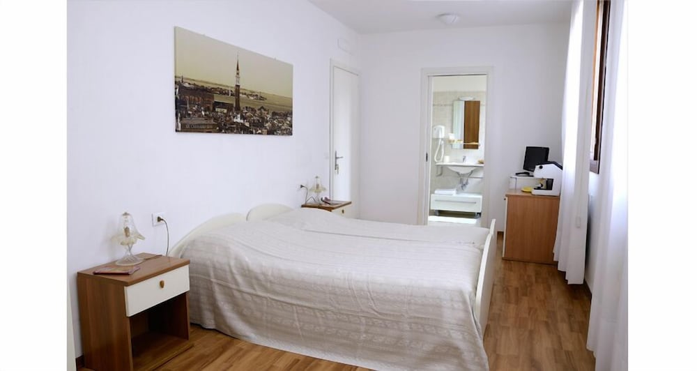Double or Twin Room, Bathtub photo 1