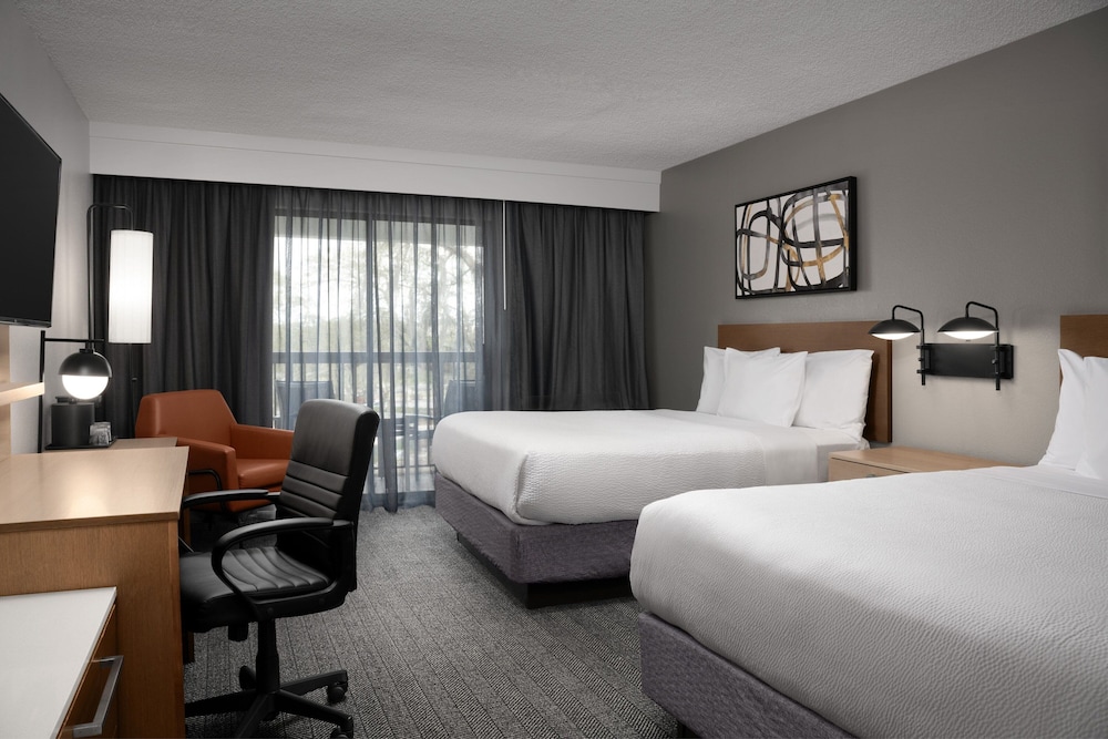 Room, 2 Queen Beds thumbnail 6